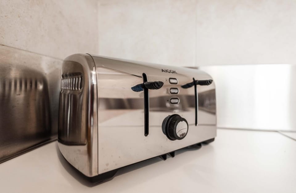 Kitchen or kitchenette, minibar