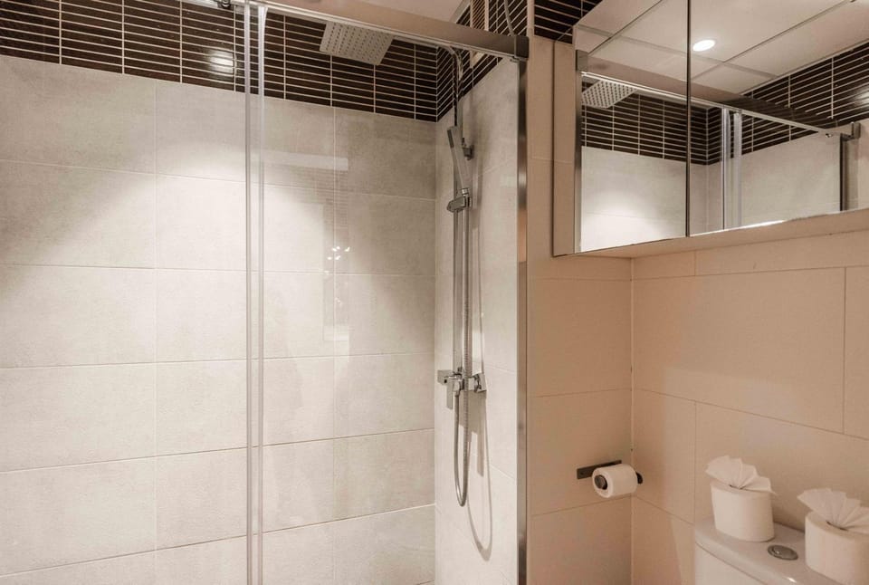 Shower, Toilet, Bathroom, towels