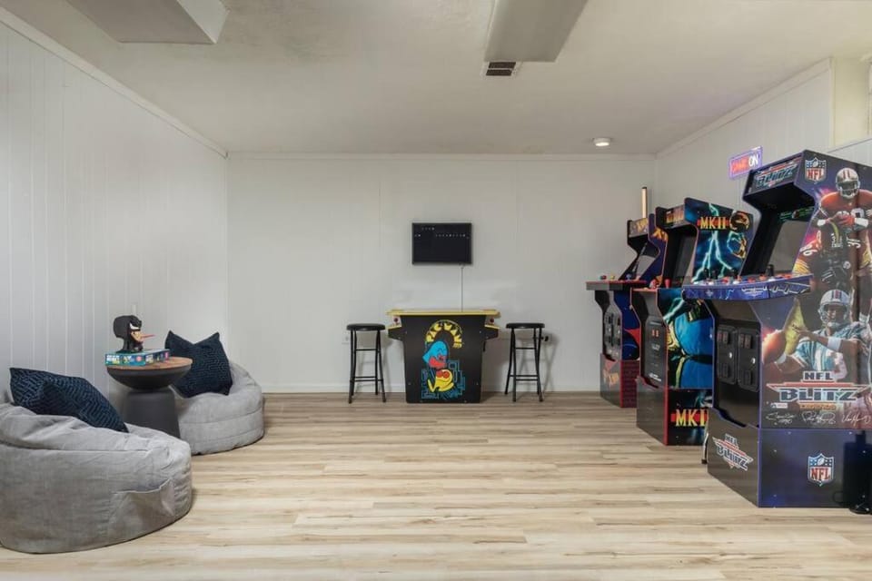 Parma Home w/ Hot Tub and Arcade room! House in Parma