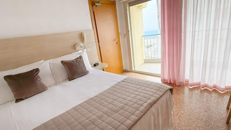 Bed, Natural landscape, Photo of the whole room, Bedroom