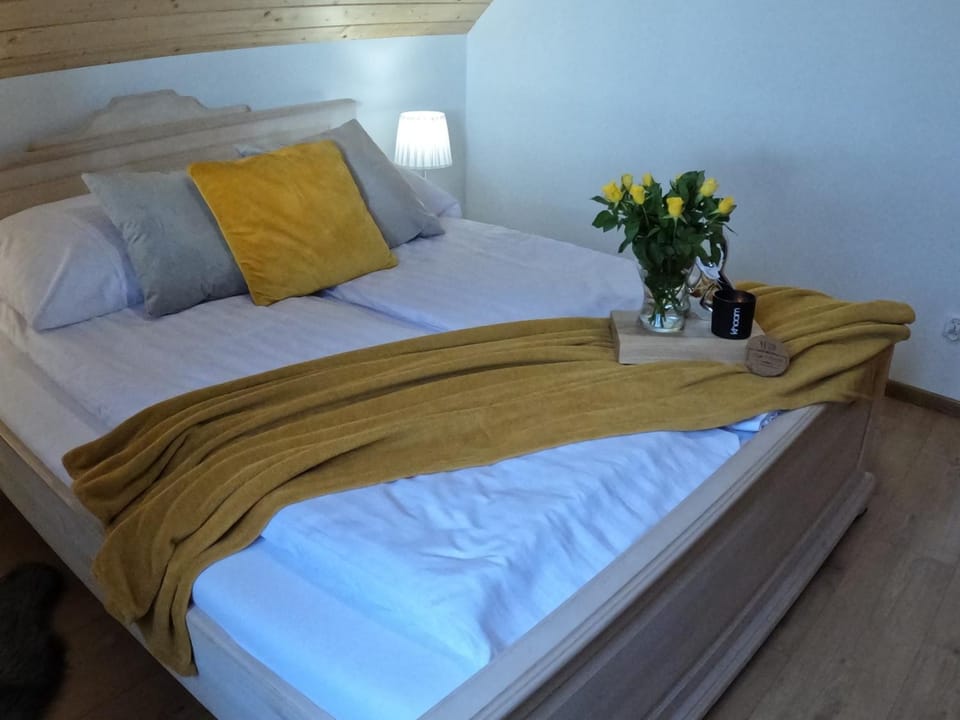 Photo of the whole room, Decorative detail, Seating area, Bedroom, Family, furniture, locker, towels