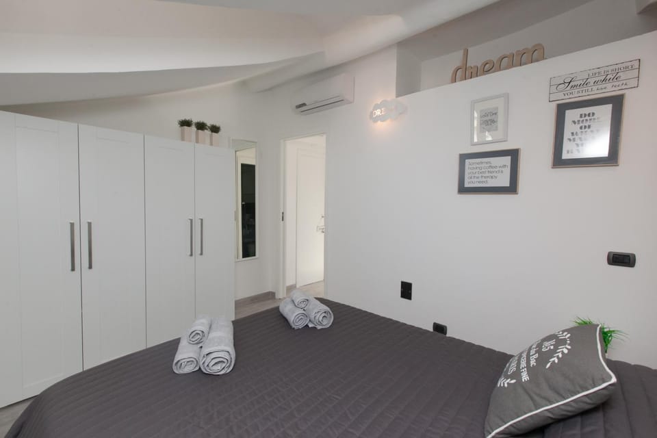 Bed, Photo of the whole room, Bedroom, towels, wardrobe, air conditioner