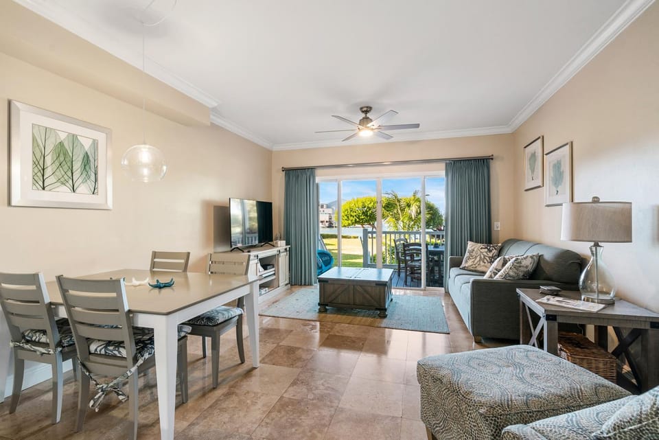 Patio, Communal lounge/ TV room, TV and multimedia, View (from property/room), Balcony/Terrace, Living room, Seating area, Dining area