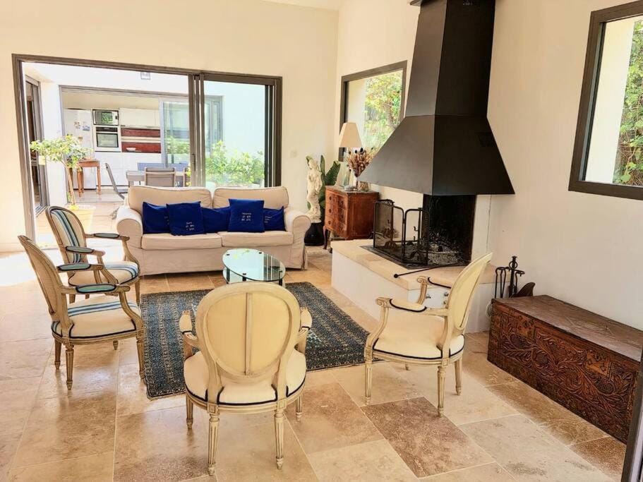 Living room, Seating area