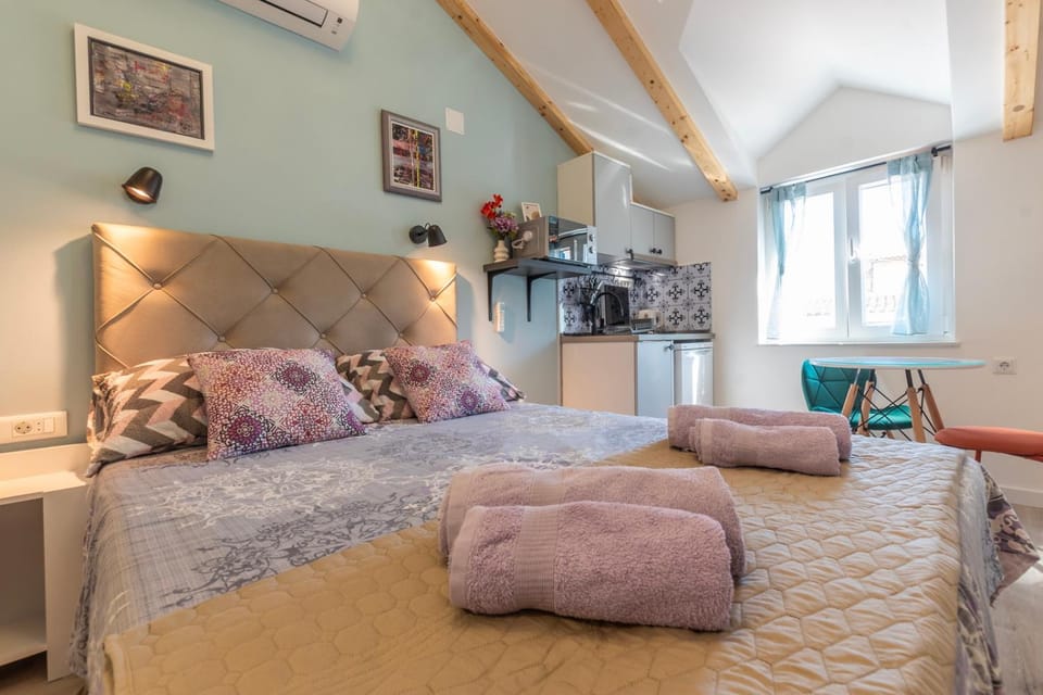 Bed, Kitchen or kitchenette, Seating area, Bedroom