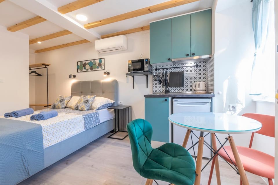 Bed, Kitchen or kitchenette, Photo of the whole room, Seating area