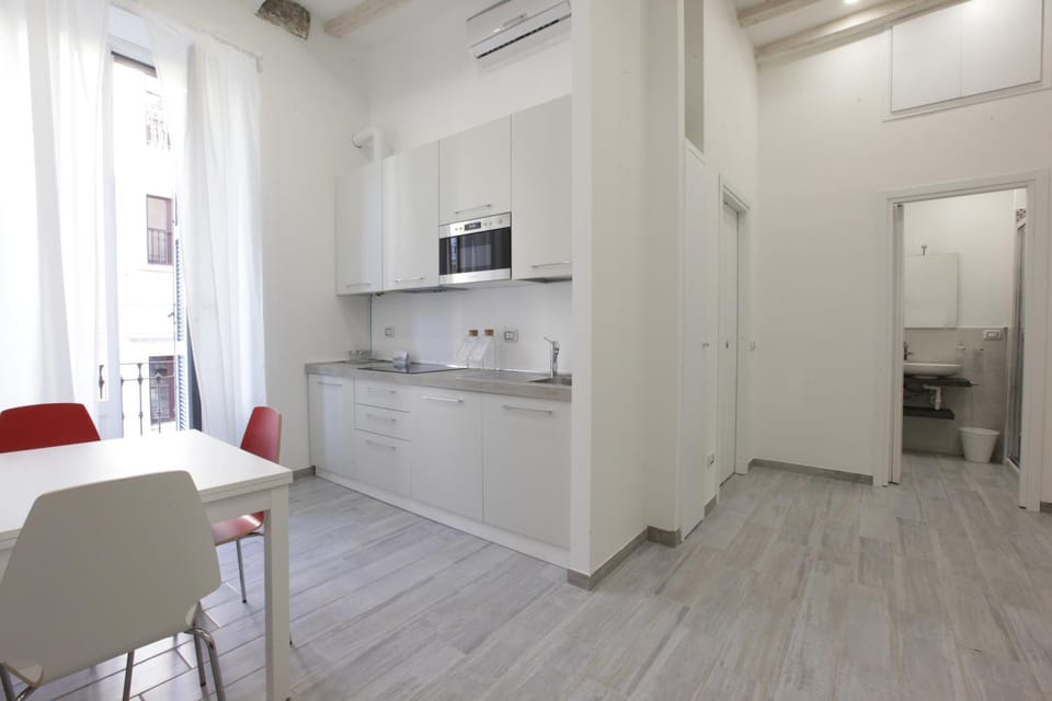 Kitchen or kitchenette, Dining area, minibar, oven, stove, air conditioner