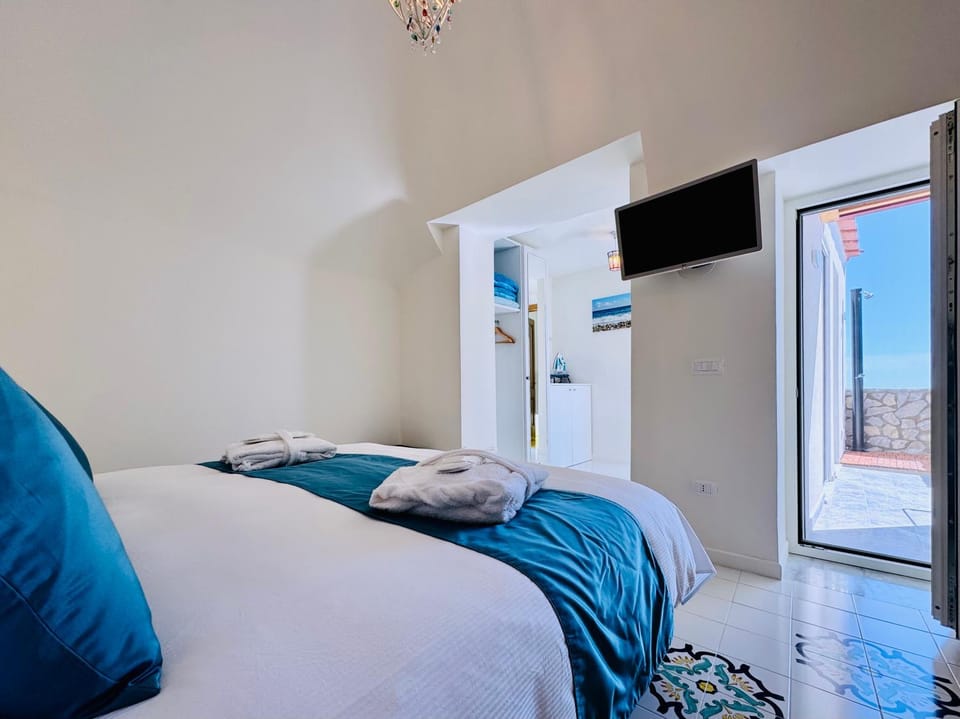 Bed, TV and multimedia, Photo of the whole room, Bedroom
