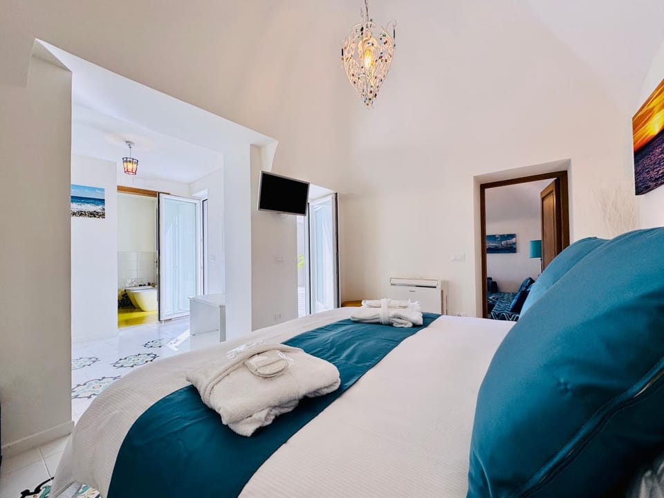 Bed, TV and multimedia, Photo of the whole room, Bedroom