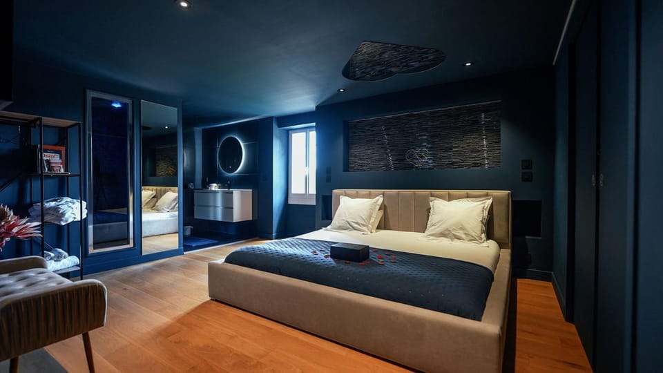Bed, Photo of the whole room, Bedroom