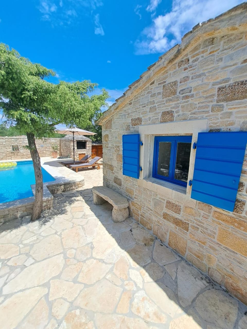 Property building, Patio, Day, Pool view, Swimming pool, Swimming pool, sunbed