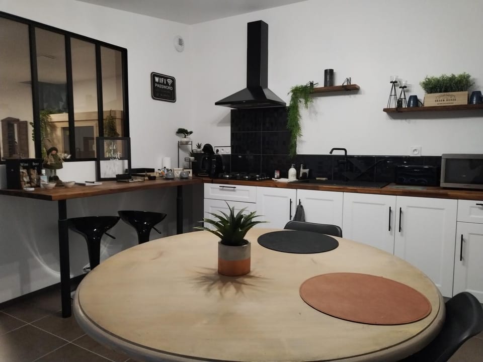 Kitchen or kitchenette, Dining area, stove