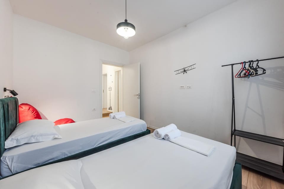 Bed, Bedroom, towels, wardrobe