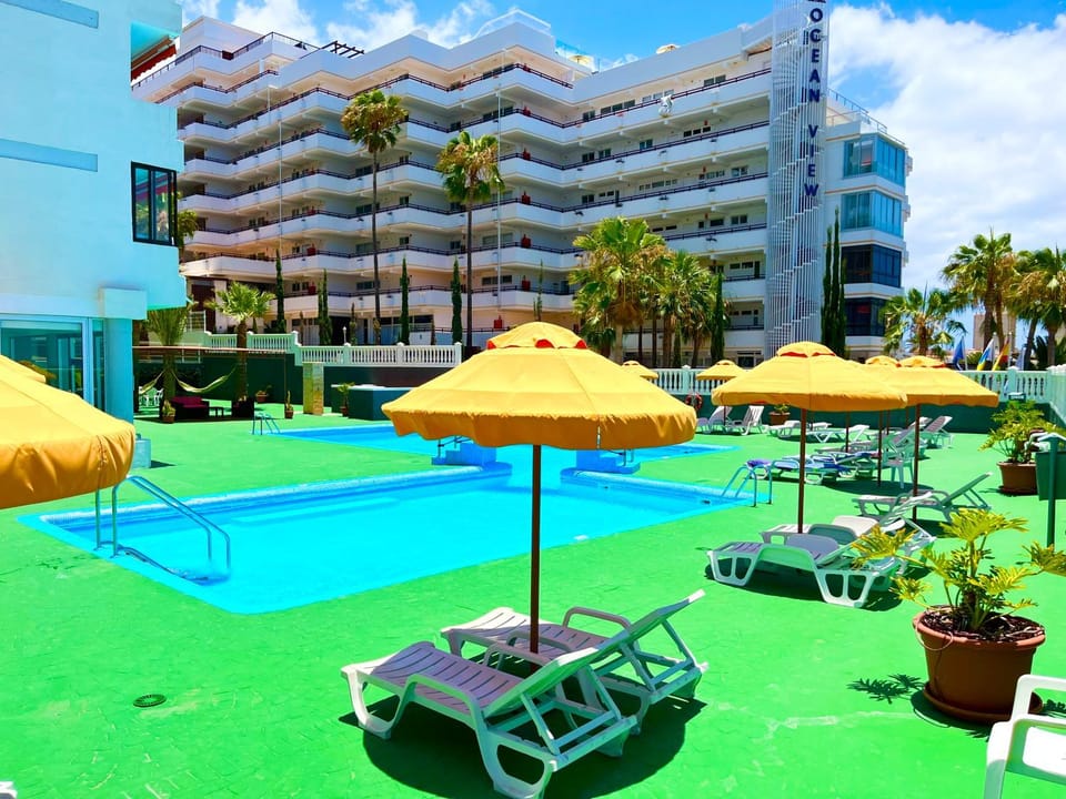 Swimming pool, sunbed