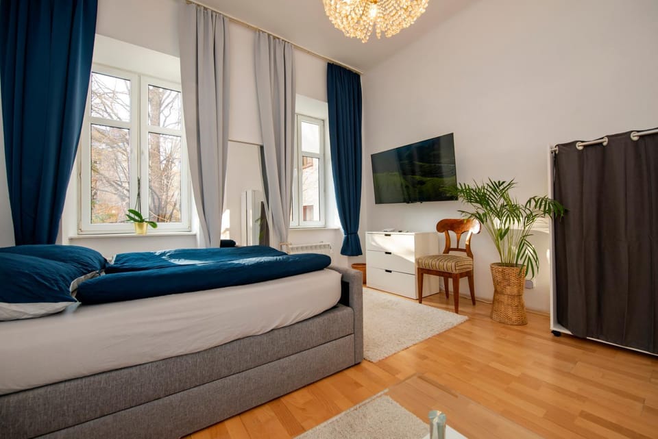 Bed, TV and multimedia, Living room, Photo of the whole room, wardrobe