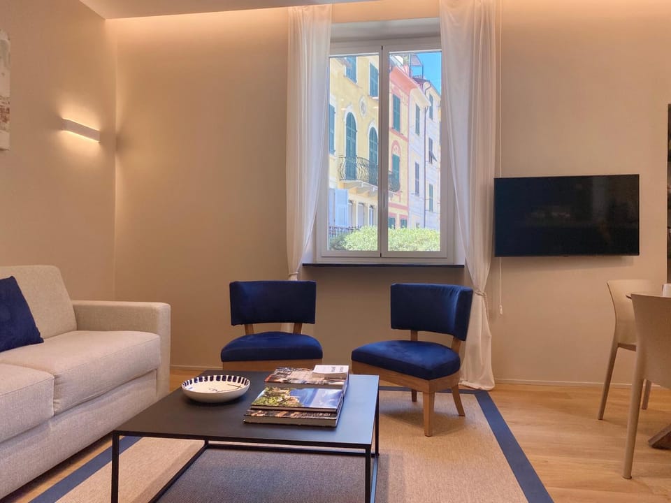 TV and multimedia, Living room, Evening entertainment