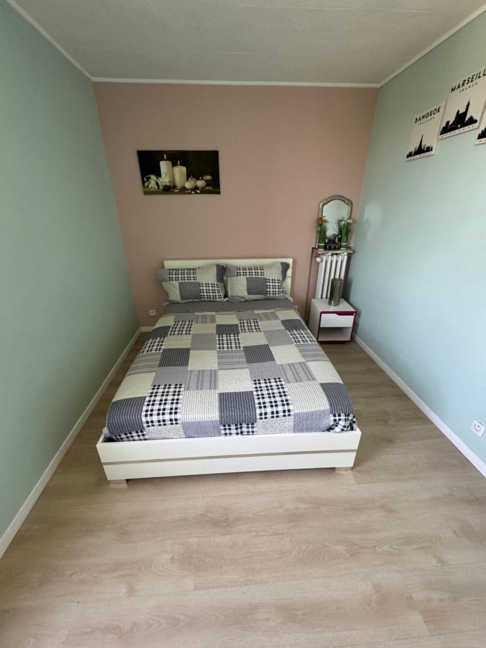 Photo of the whole room, Bedroom