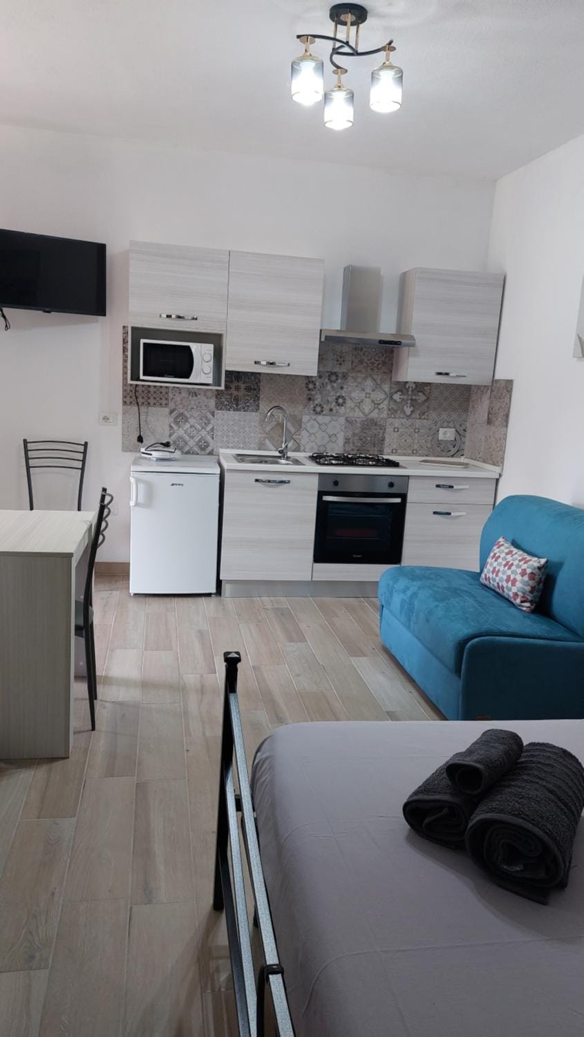 Camera con angolo cottura House in Sardinia