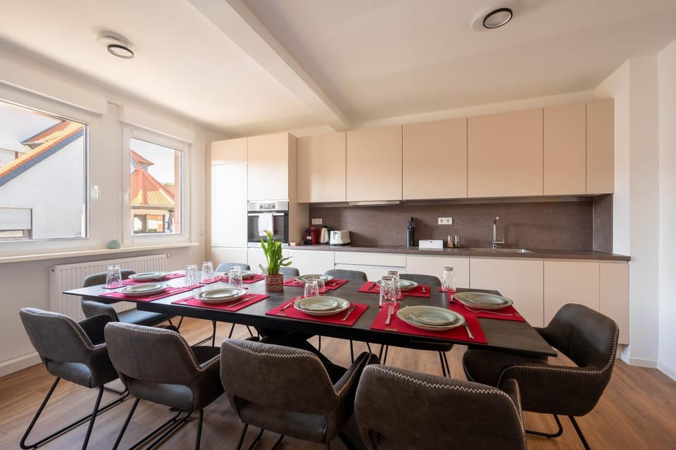 Kitchen or kitchenette, Living room, Seating area, Dining area