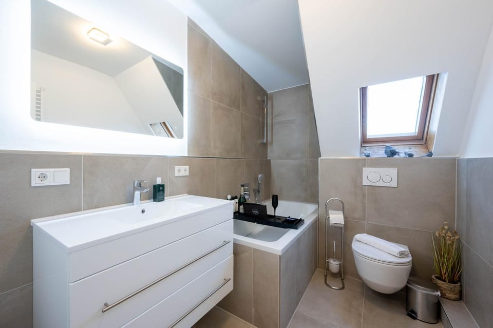 Shower, Toilet, Bathroom, Bath, towels