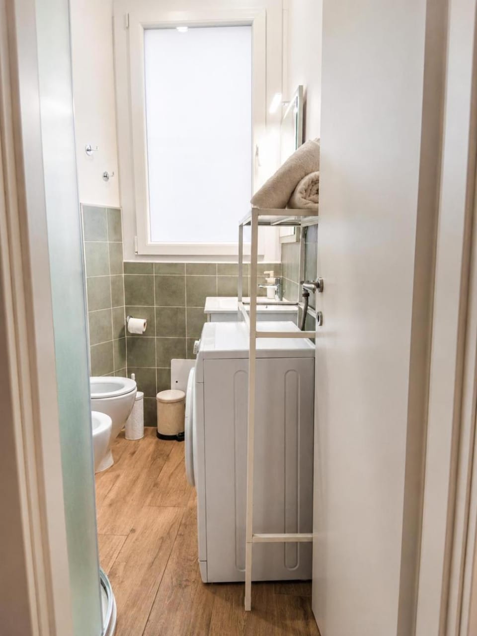 Toilet, Bathroom, towels, washing machine