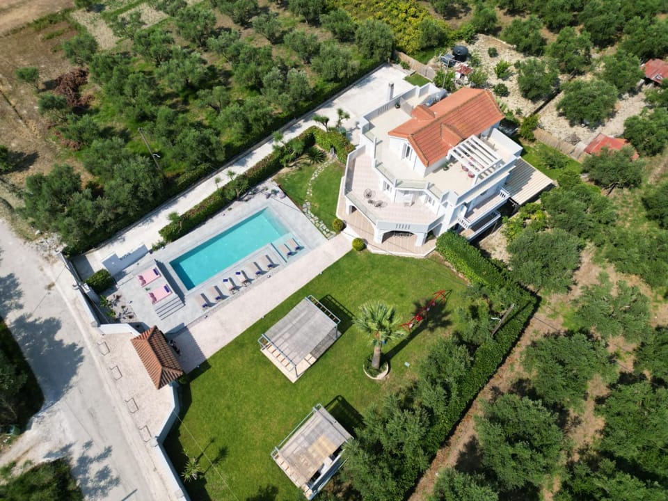 Property building, Bird's eye view, Garden, Swimming pool
