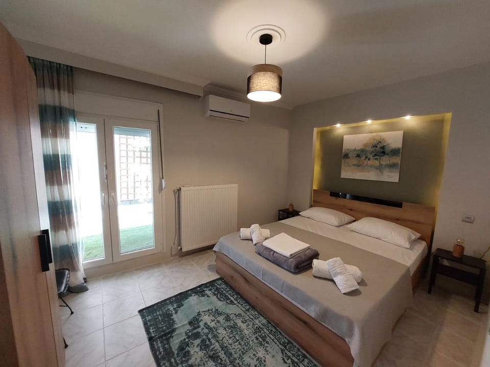 Bed, Photo of the whole room, Bedroom, air conditioner
