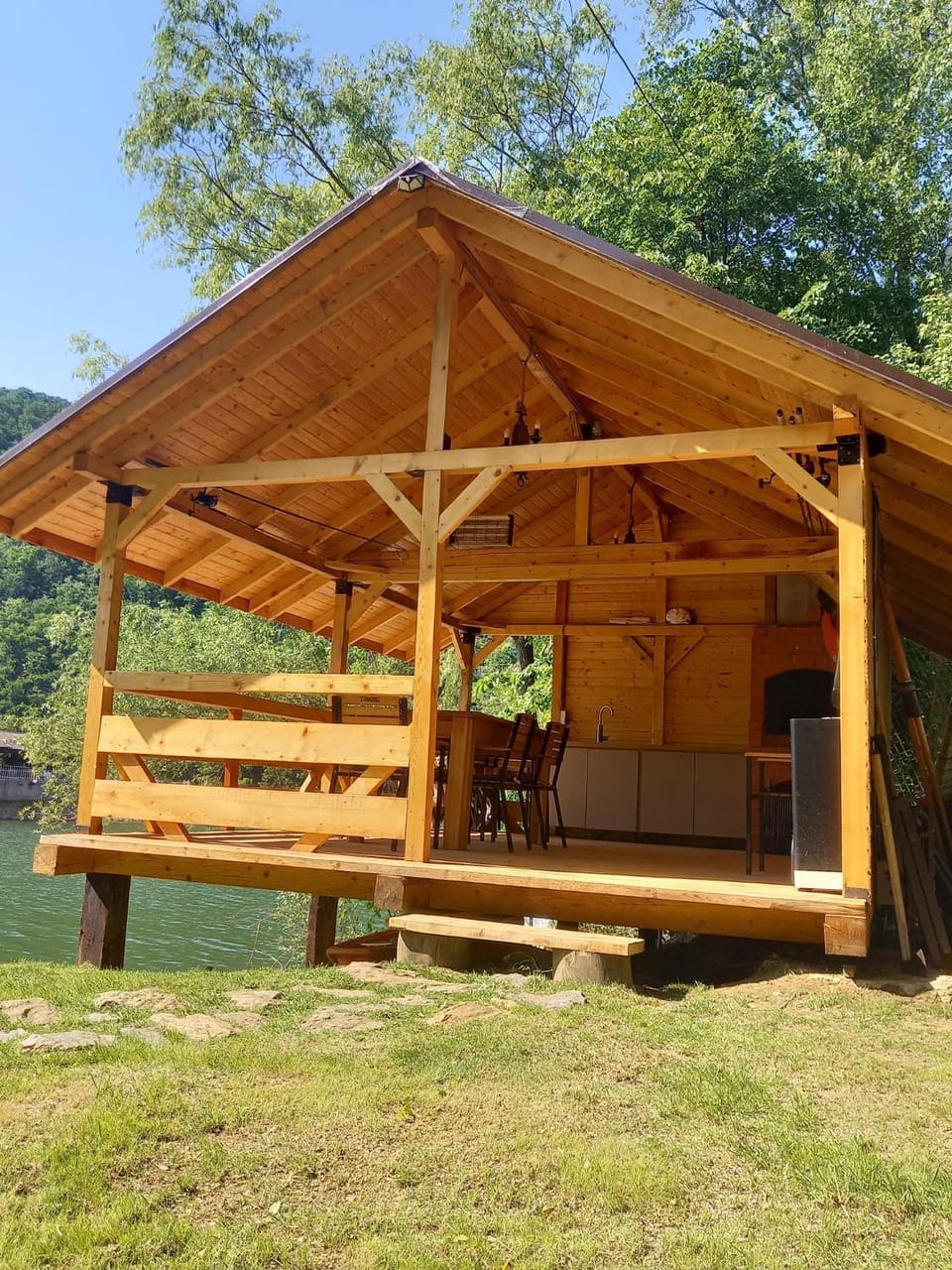 Restaurant/places to eat, Natural landscape, BBQ facilities