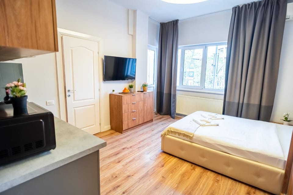 Bed, TV and multimedia, Bedroom