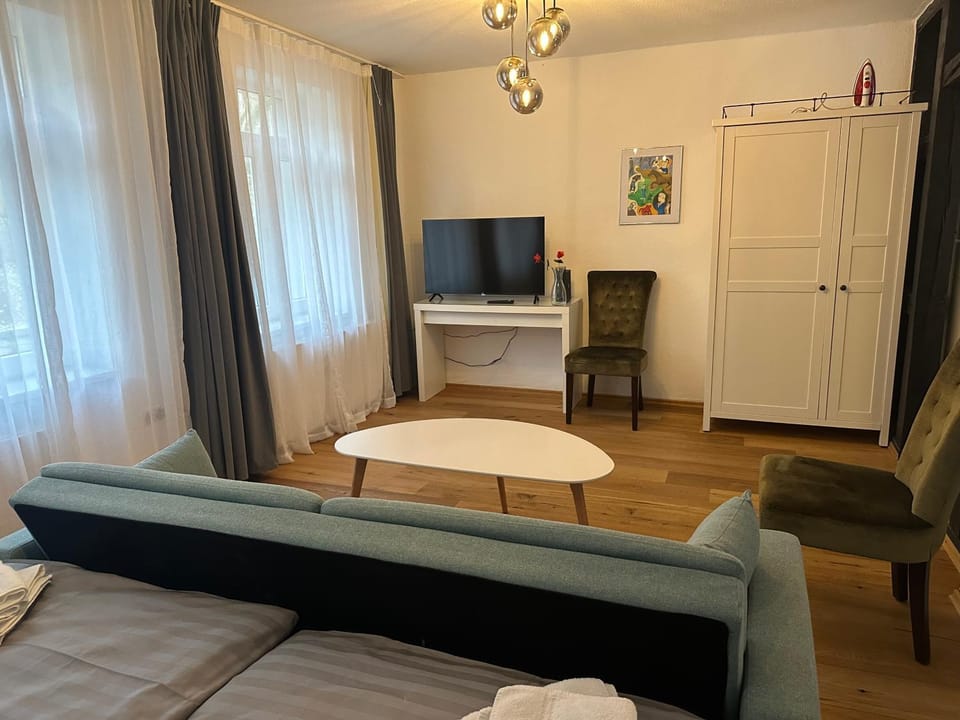 Bed, TV and multimedia, Living room, Photo of the whole room, Bedroom, wardrobe