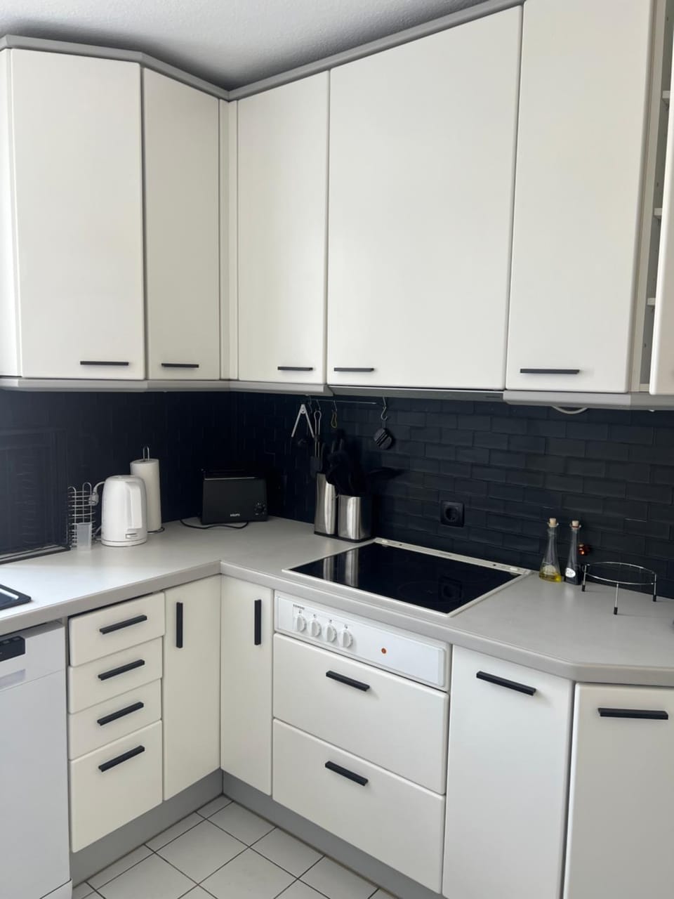 Kitchen or kitchenette, dishwasher, stove
