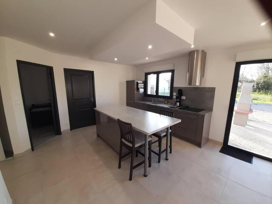 Kitchen or kitchenette, Dining area