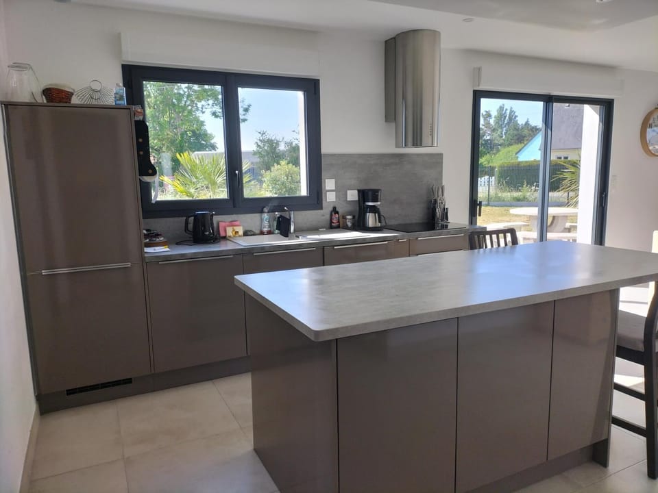 Kitchen or kitchenette, Dining area, dishwasher