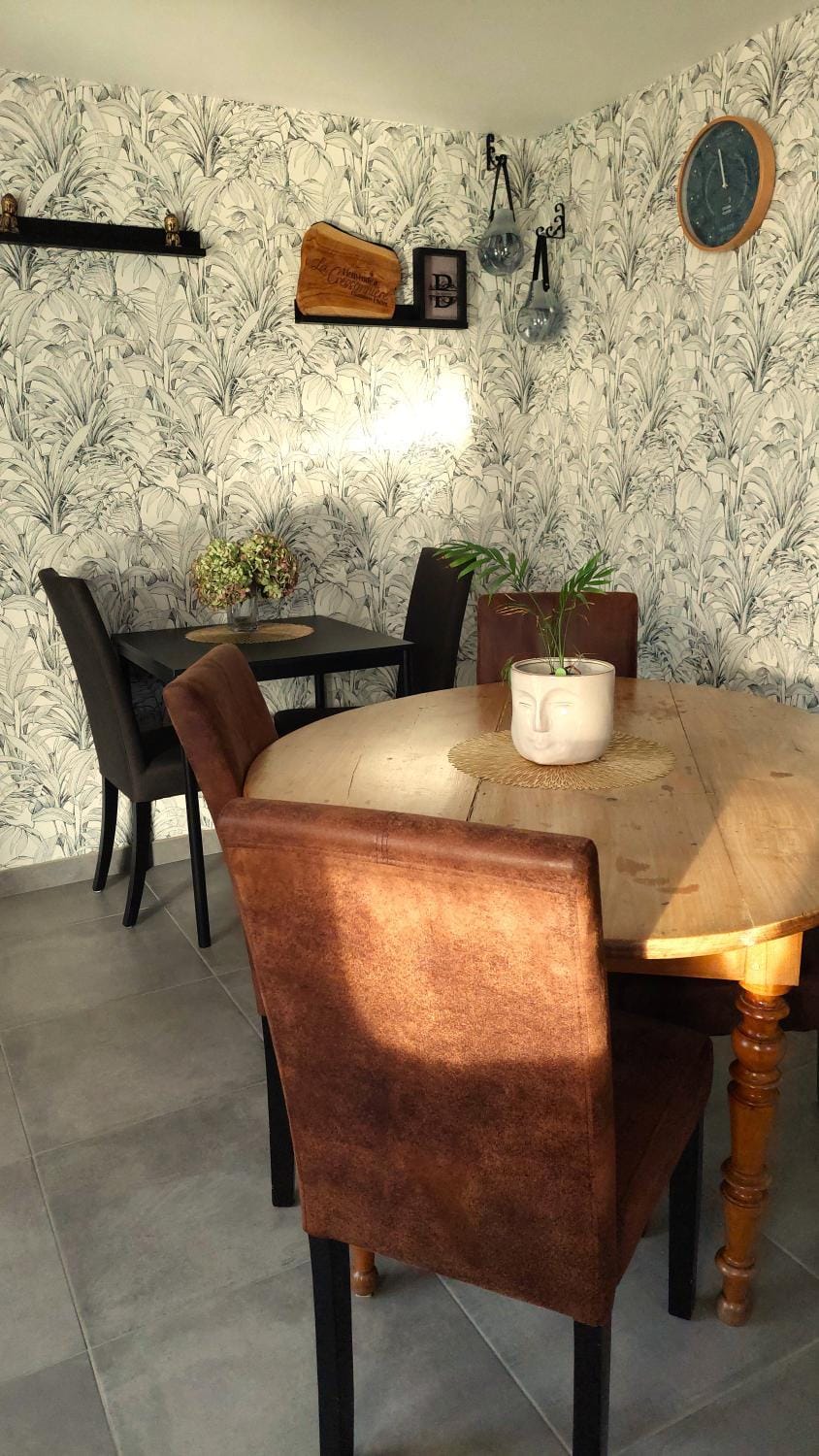 Seating area, Breakfast