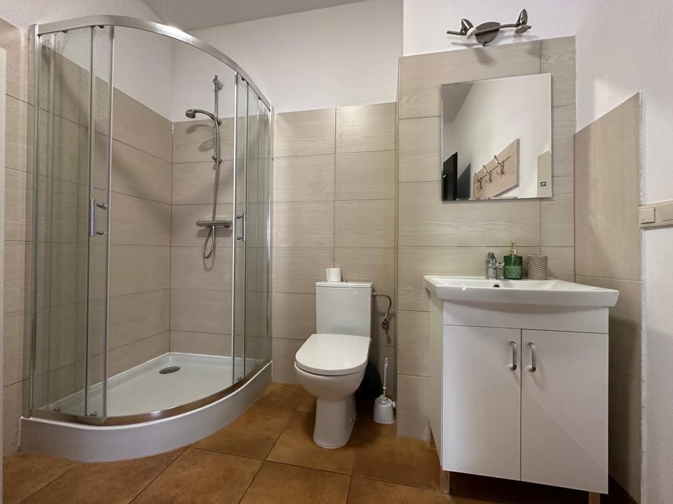 Shower, Toilet