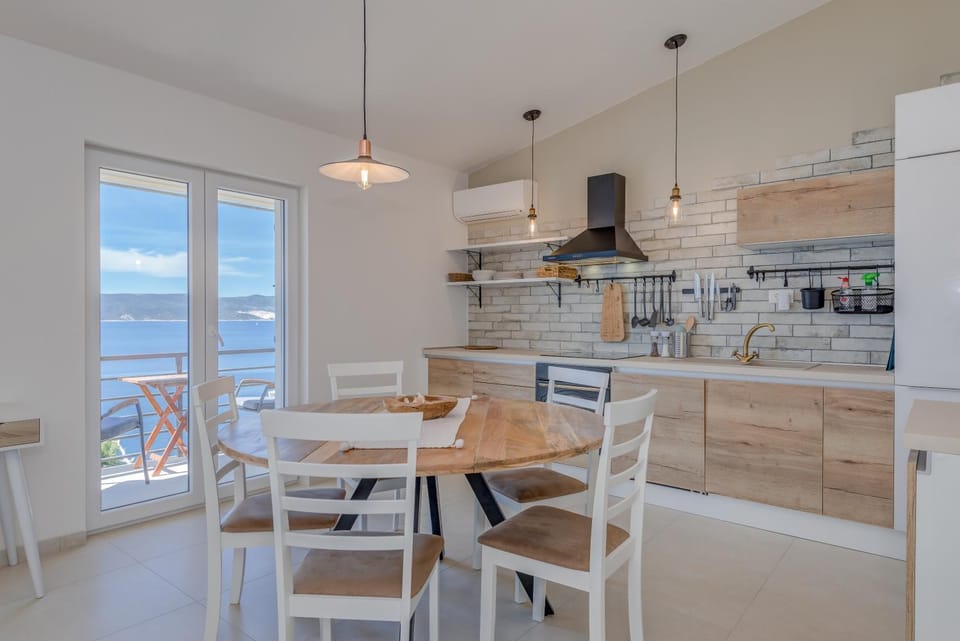 Kitchen or kitchenette, Dining area, Sea view