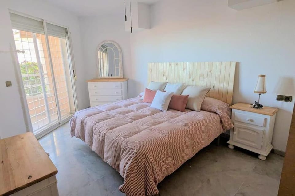 Apartamento en primera línea de playa, frente al puerto de Aguadulce Apartment in Aguadulce