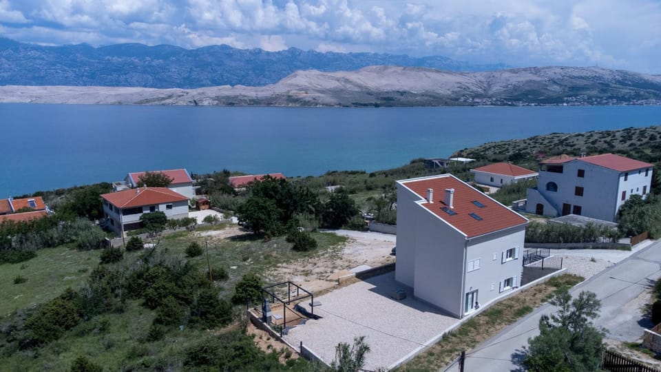 Day, Neighbourhood, Natural landscape, Bird's eye view, Mountain view, Sea view