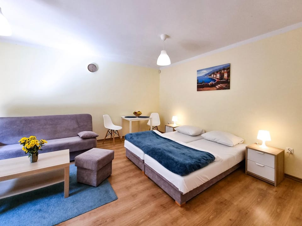 Bed, TV and multimedia, Living room, Seating area