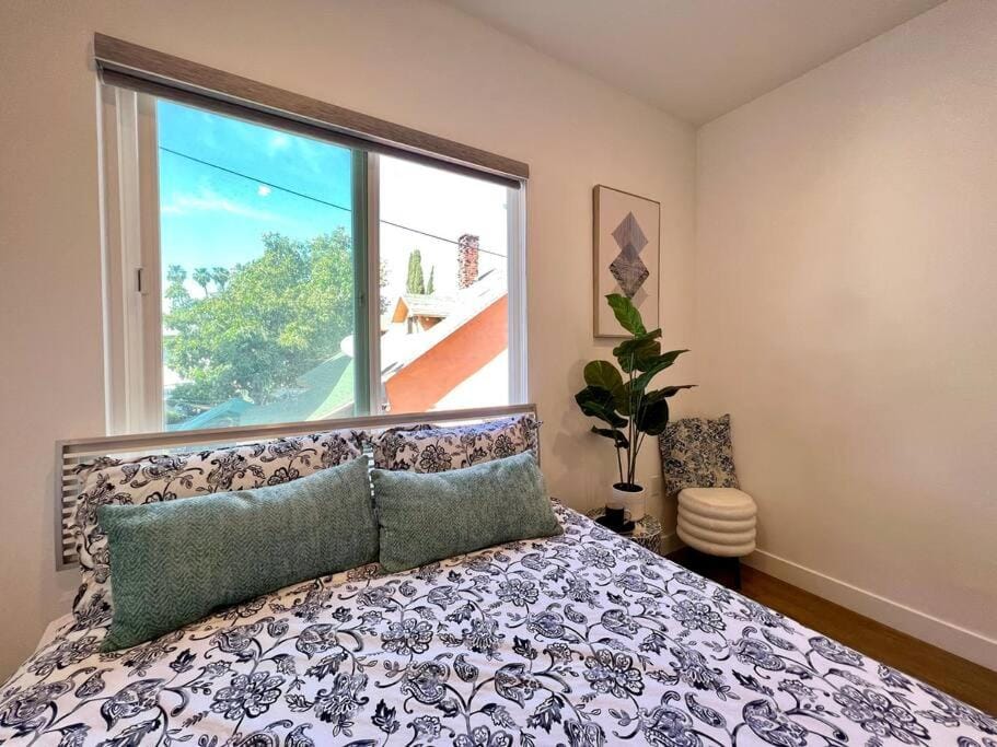 Luxury K-Town Dwelling with private rooftop deck. Apartment in San Fernando Valley
