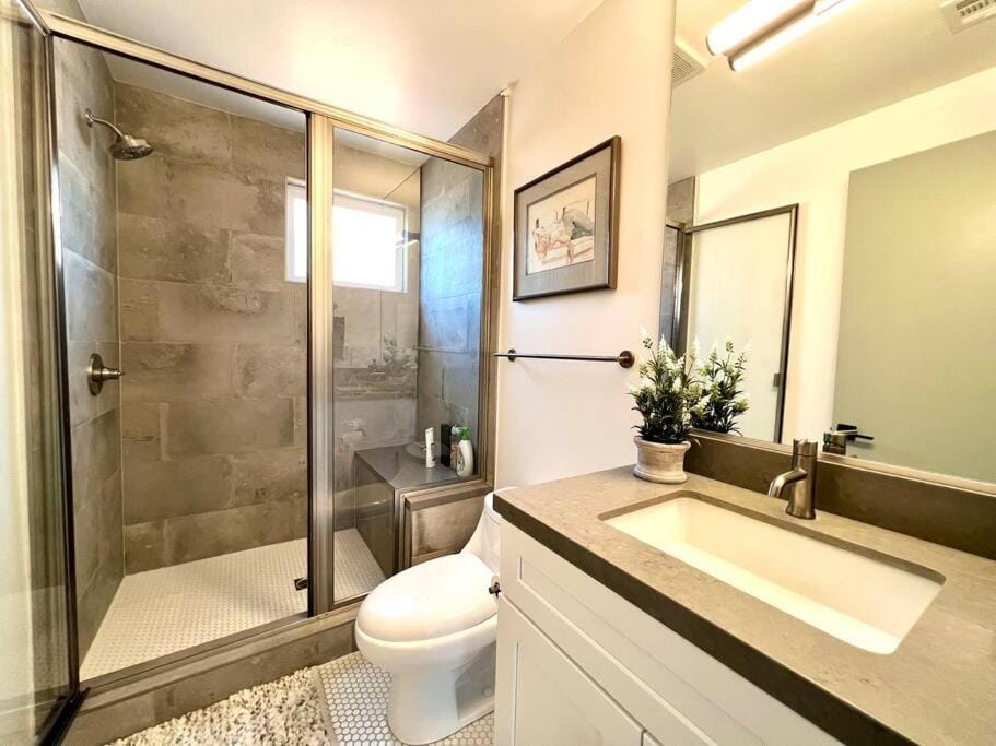 Luxury K-Town Dwelling with private rooftop deck. Apartment in San Fernando Valley