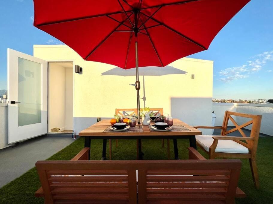 Luxury K-Town Dwelling with private rooftop deck. Apartment in San Fernando Valley