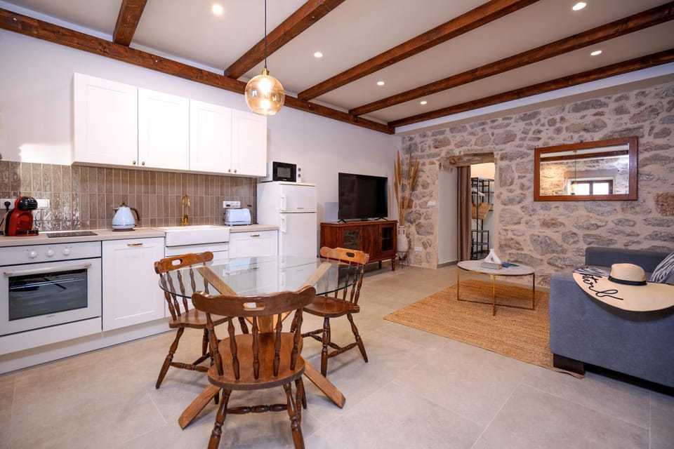 TV and multimedia, Kitchen or kitchenette, Living room, Seating area, Dining area, oven, stove, toaster