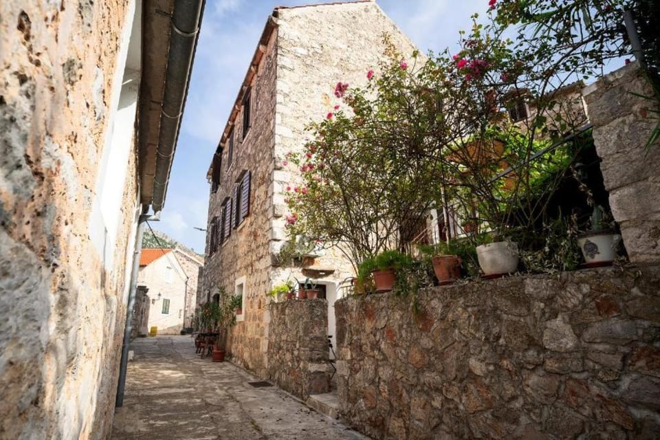 Property building, Coffee/tea facilities, Quiet street view
