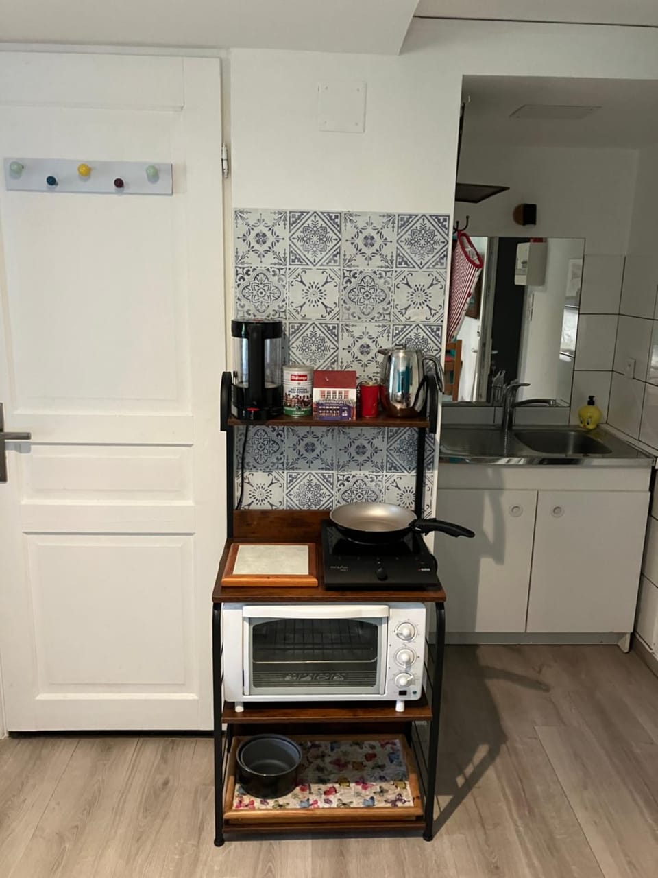 Coffee/tea facilities, Kitchen or kitchenette, oven, stove