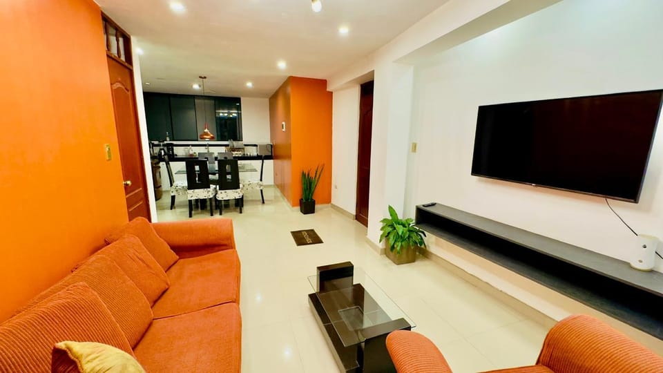 Communal lounge/ TV room, TV and multimedia, Kitchen or kitchenette, Living room, Seating area, Dining area, Evening entertainment