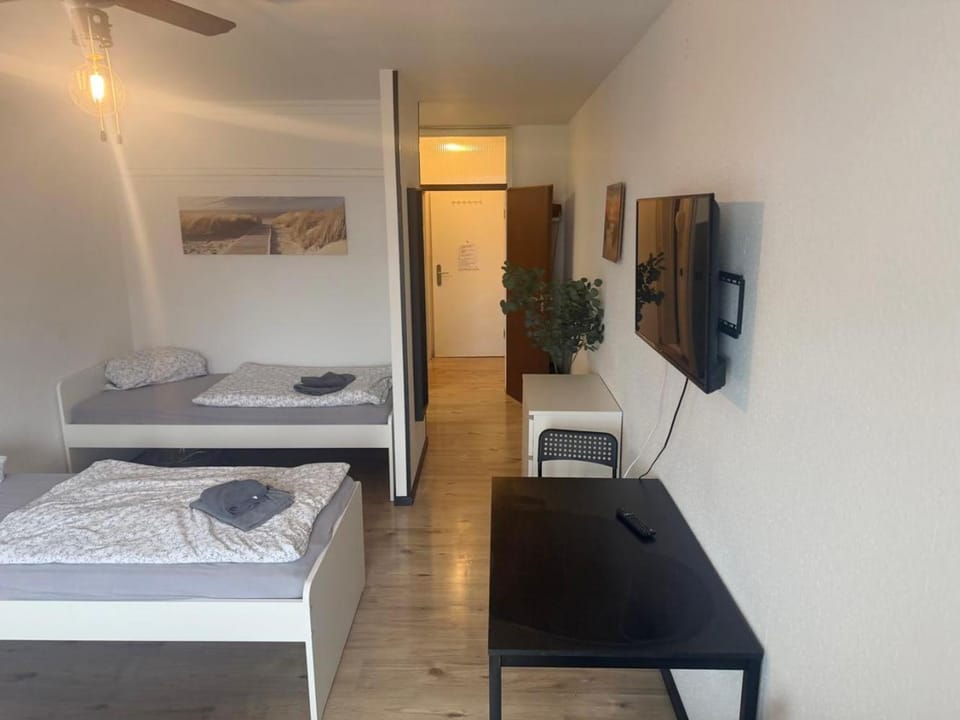 Bed, TV and multimedia, Photo of the whole room, Bedroom