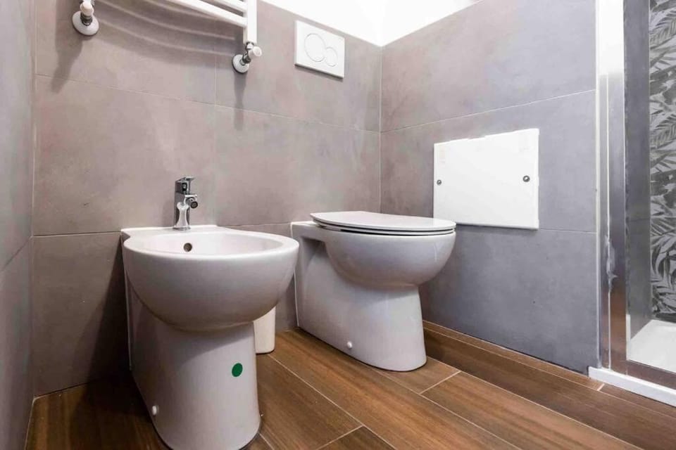 Toilet, bidet