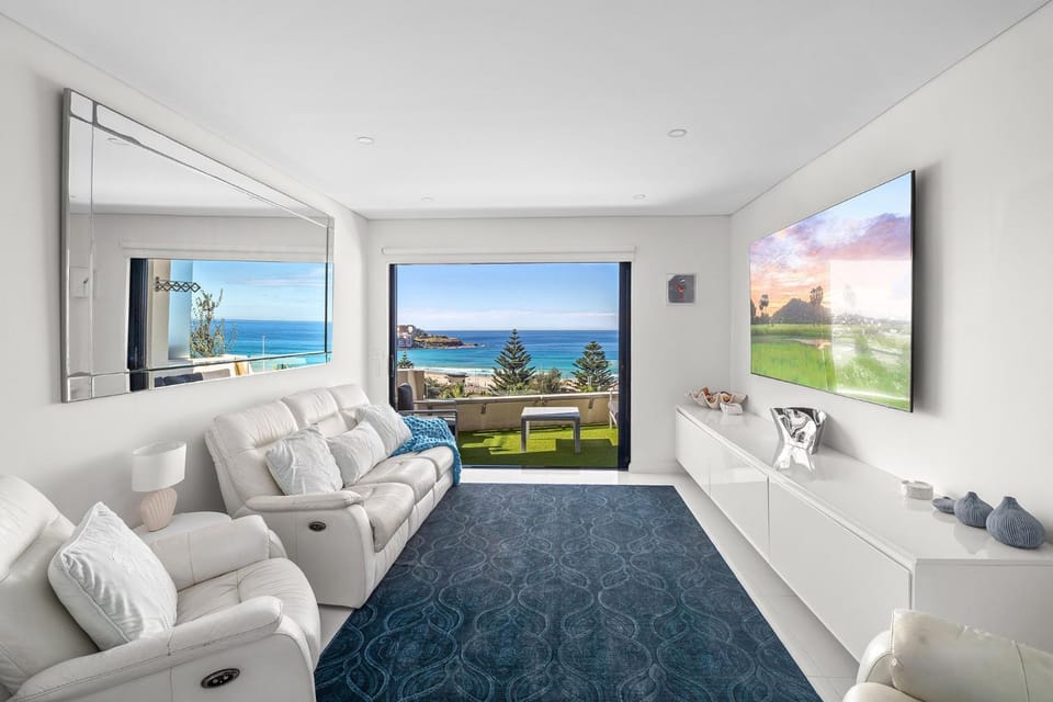 Bondi Beach Waves Beachfront Apartment Apartment in Parking lot