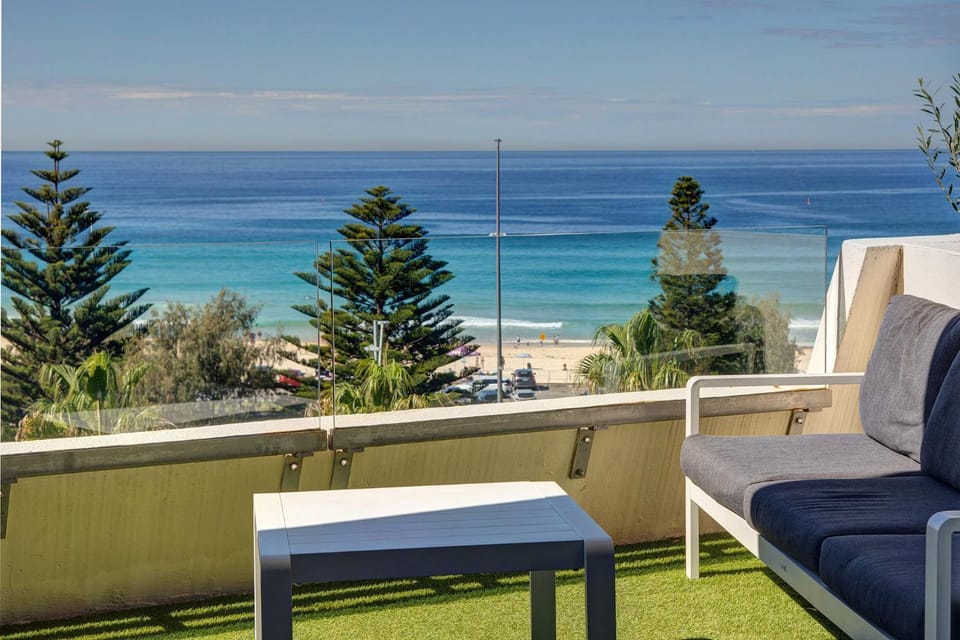 Bondi Beach Waves Beachfront Apartment Apartment in Parking lot